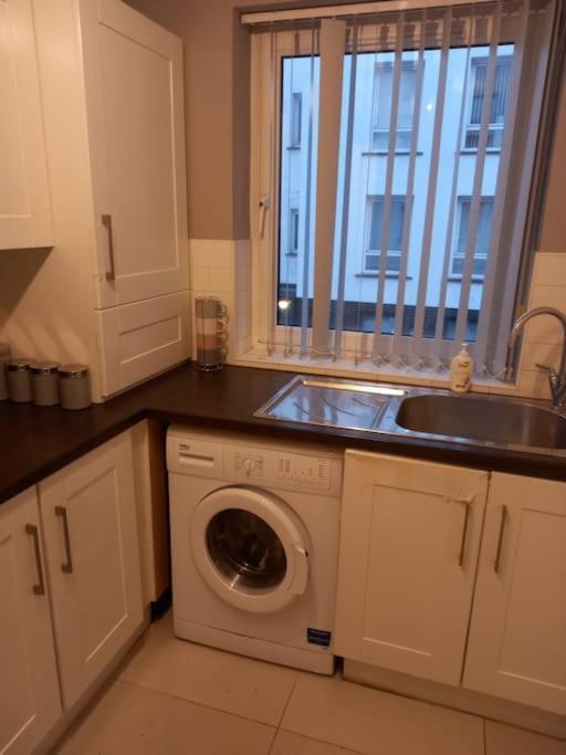Modern 2-Bedroom City Apartment With Free Parking Belfast Dış mekan fotoğraf